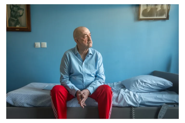 ZONDAG DE NEGENSTE is a movie distributed by Paradisofilms in The Netherlands, the picture shows scene 1