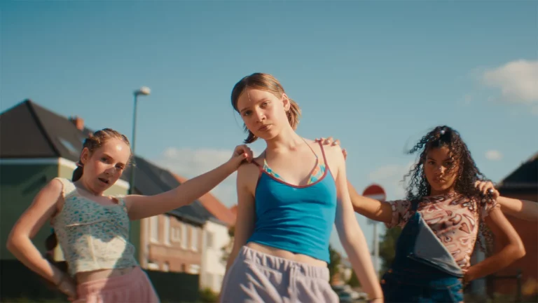 Scene 1 from the movie TEGENWOORDIG HEET IEDEREEN SORRY distributed in the Netherlands by Paradisofilms.