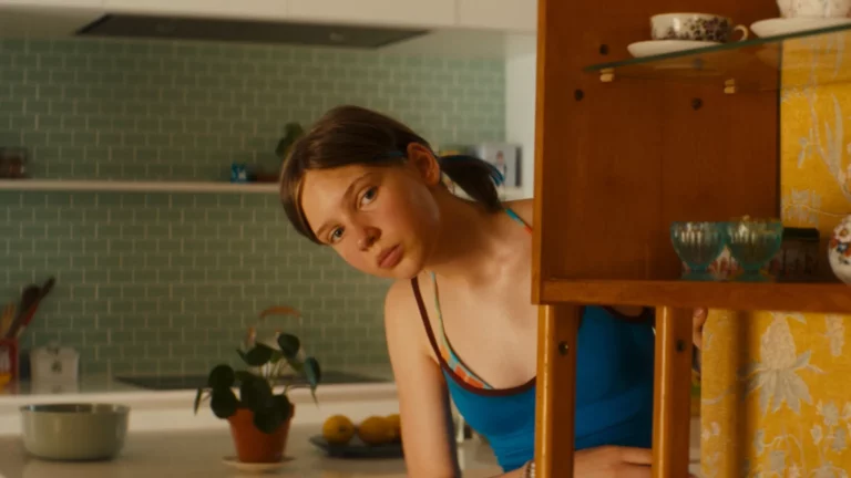 Scene 2 from the movie TEGENWOORDIG HEET IEDEREEN SORRY distributed in the Netherlands by Paradisofilms.